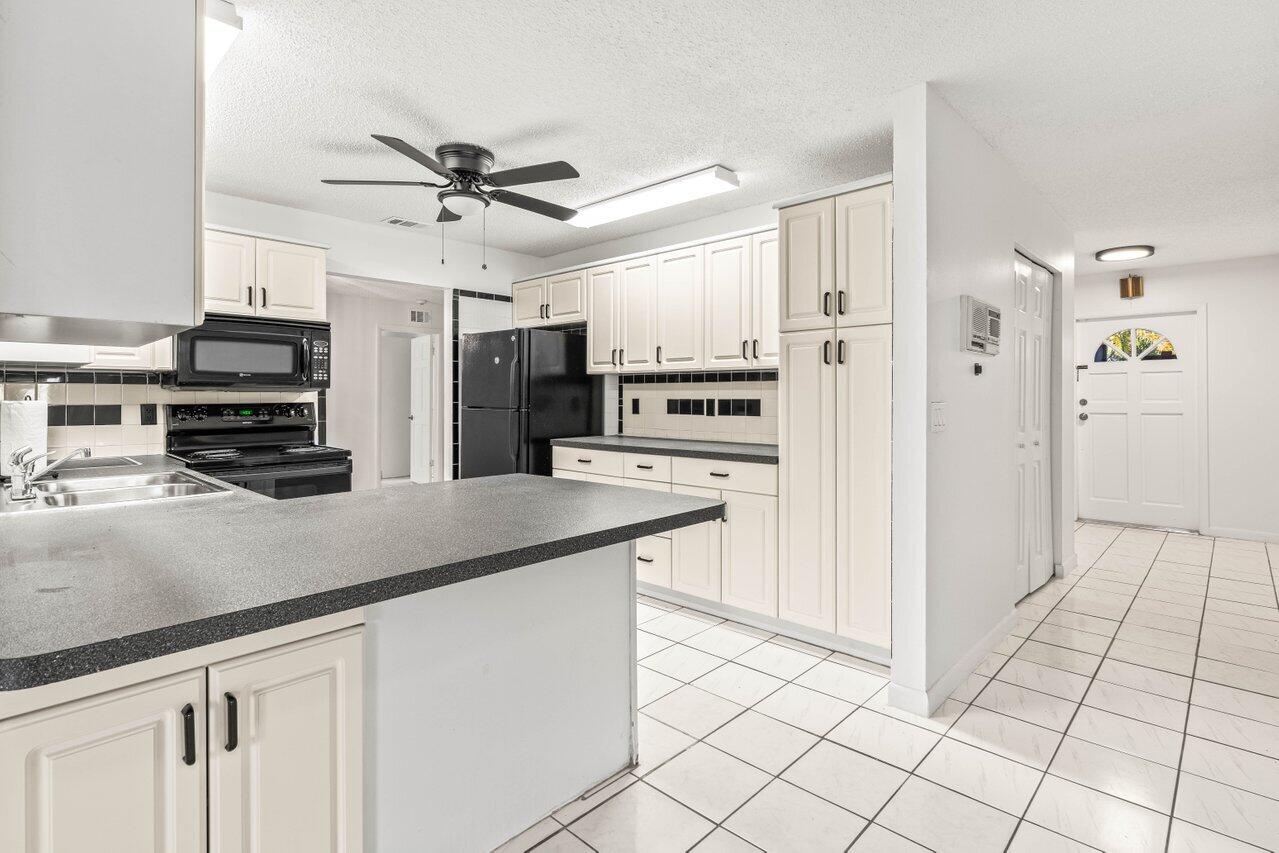Royal Palm Beach Condo: 179 Dove Circle