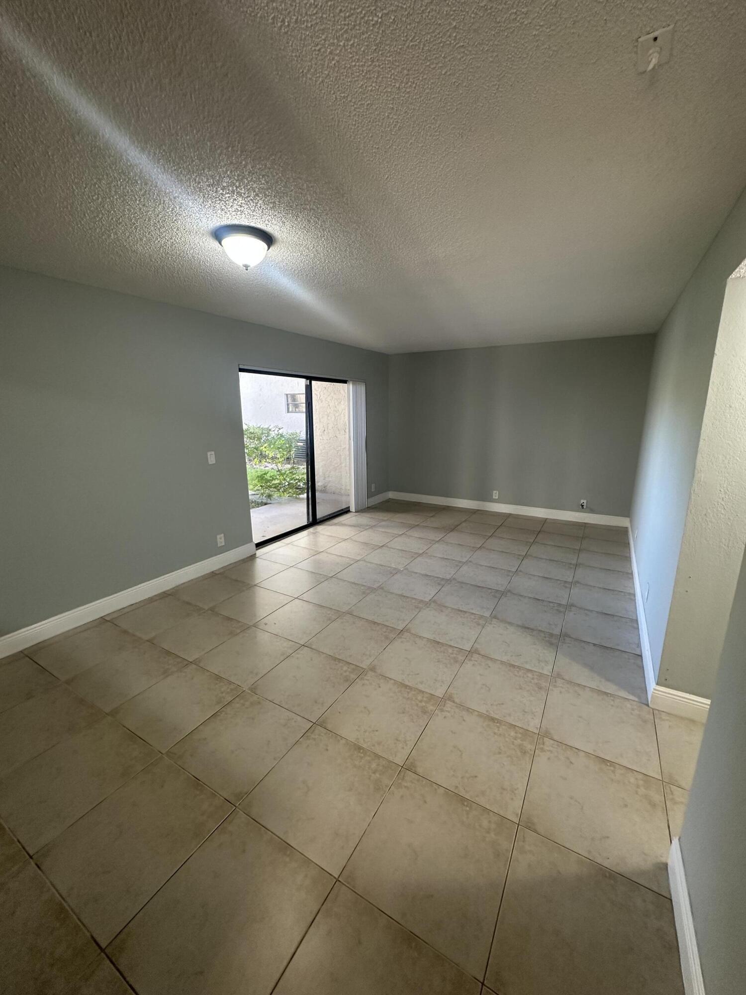West Palm Beach Condo: 1475 Lake Crystal Drive