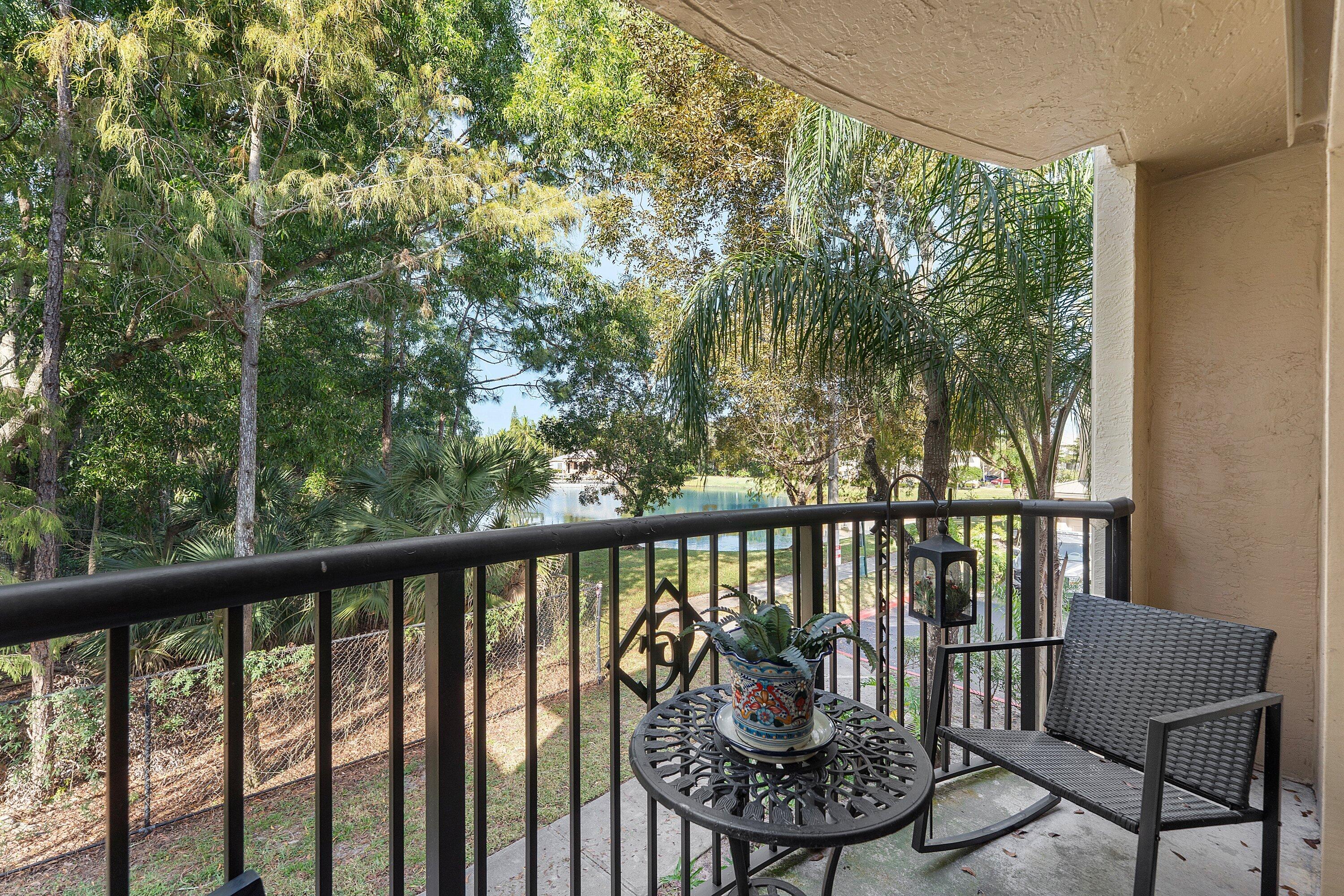 Royal Palm Beach Condo: 1000 Crestwood Court South