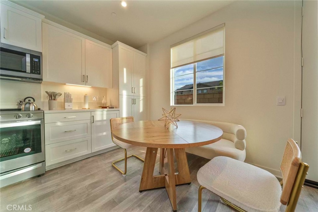 Fontana Condo: 16065 Jaegar Lane