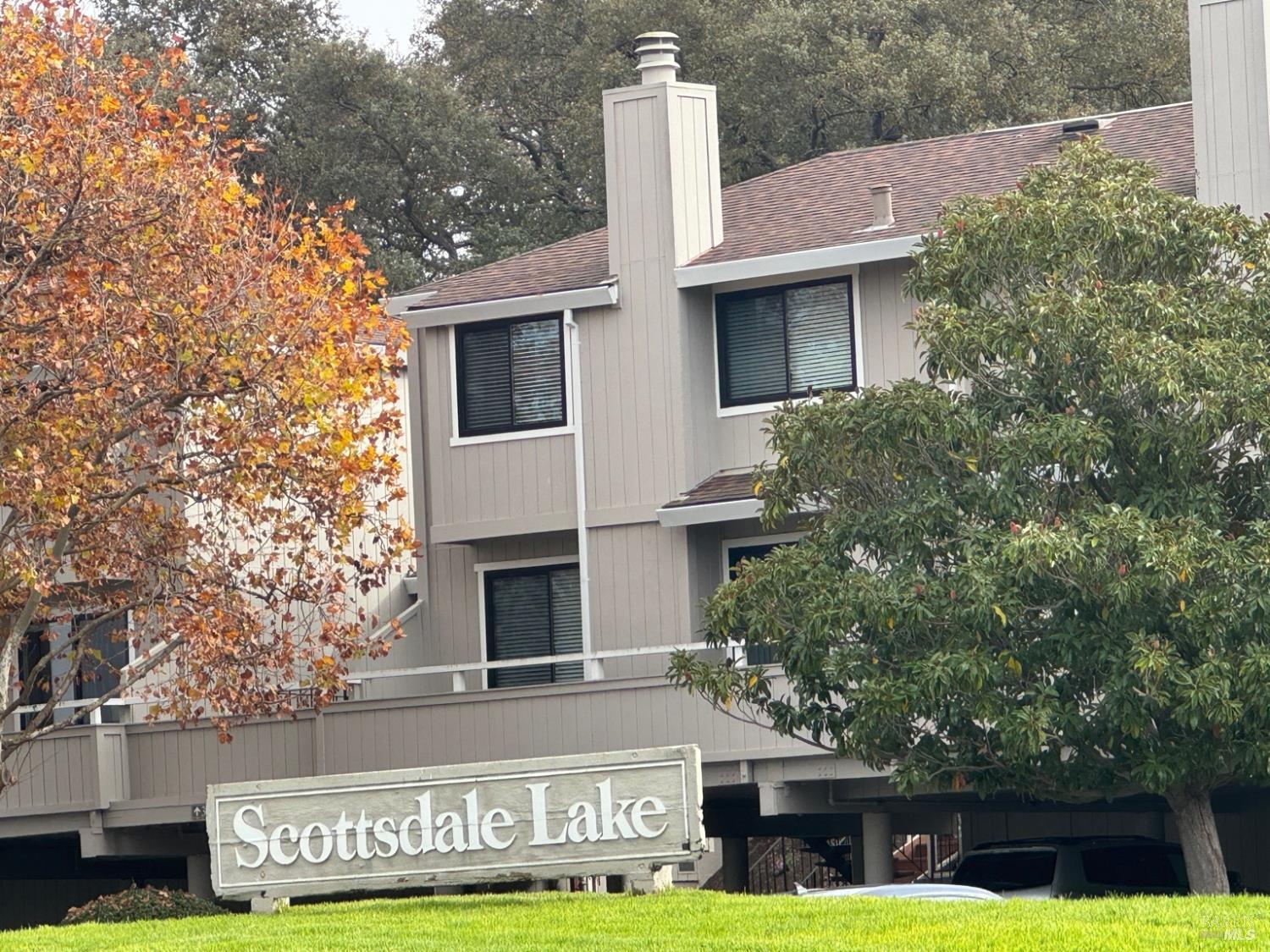 Novato Condo: 33 Lakeview Court