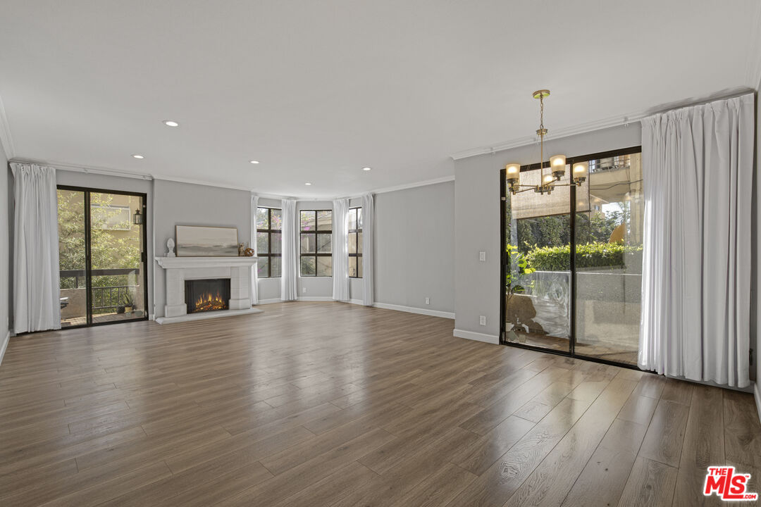 Los Angeles Condo: 8642 Gregory Way