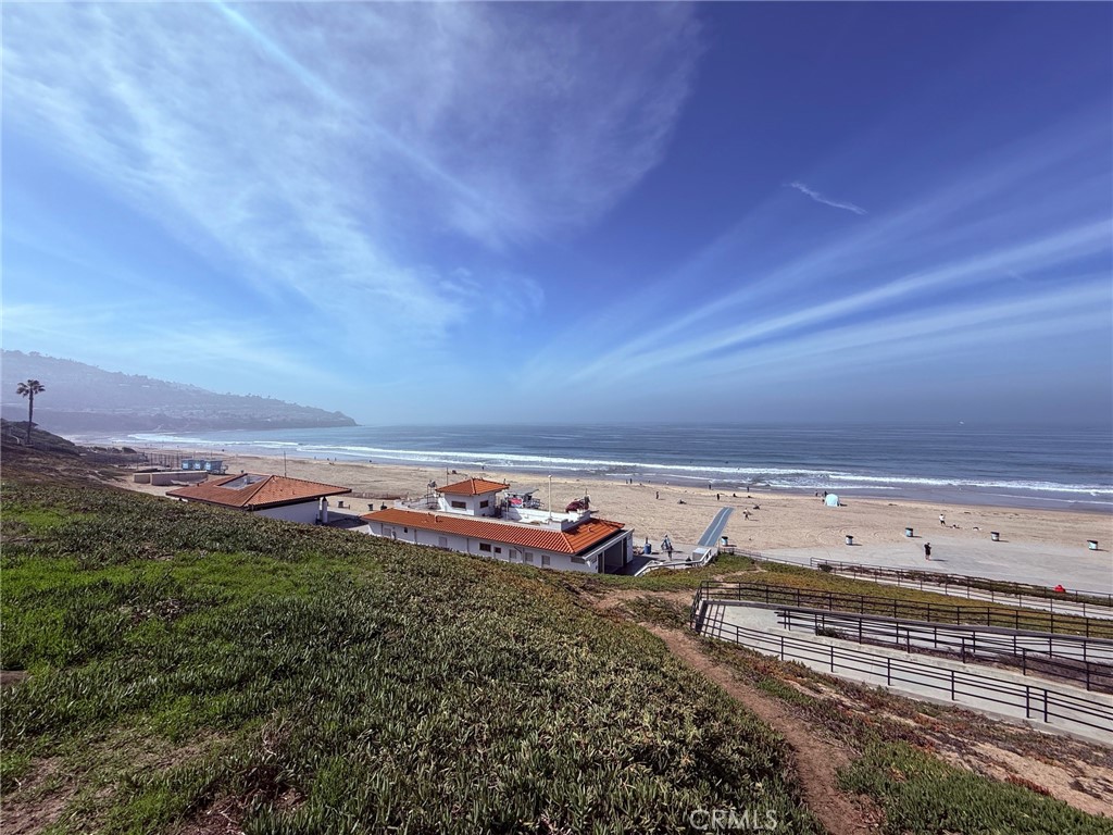 Redondo Beach Condo: 323 South Francisca Avenue