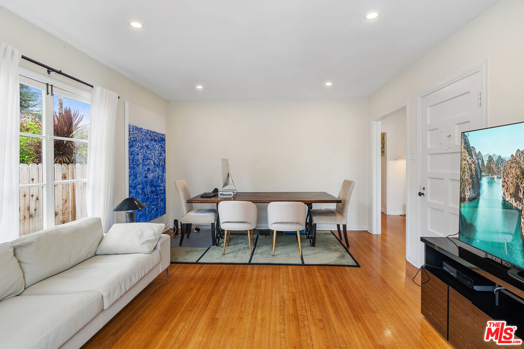 Los Angeles Condo: 8474 Oakwood Avenue
