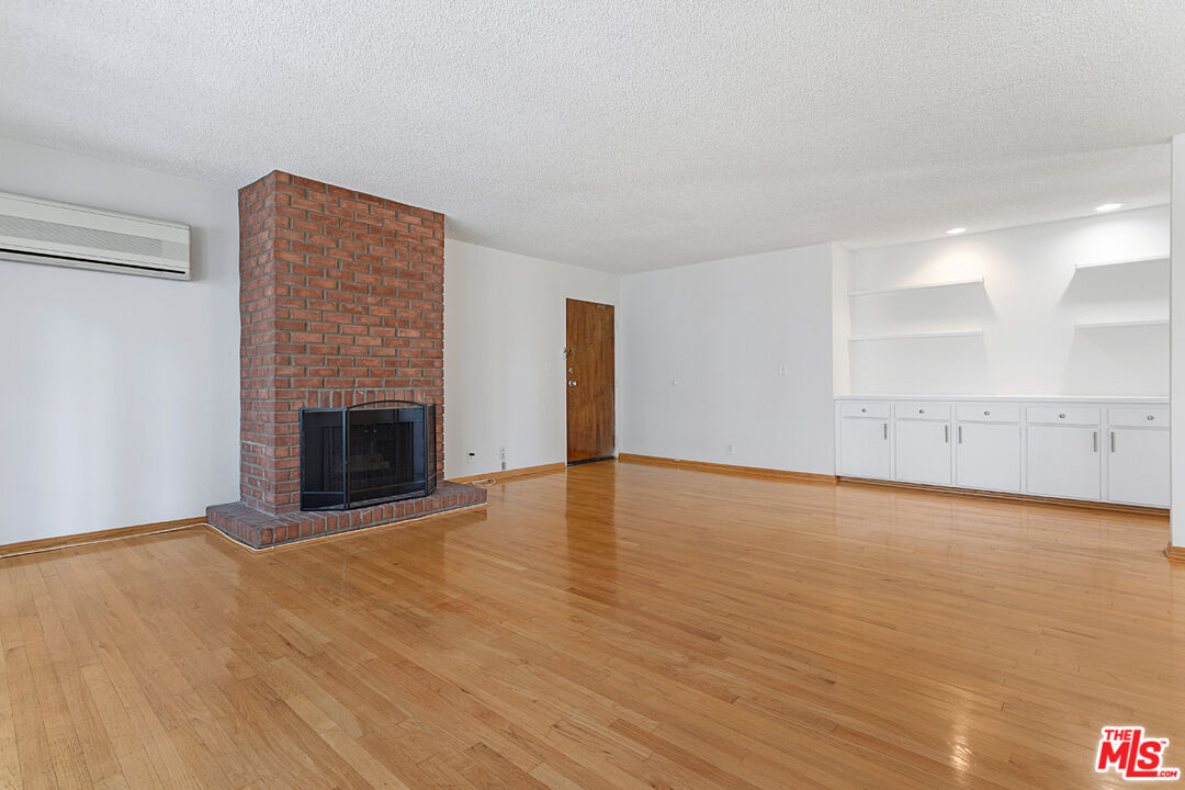 Los Angeles Condo: 11916 Goshen Avenue