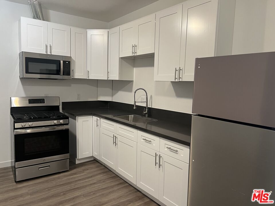 Los Angeles Condo: 233 North Park View Street