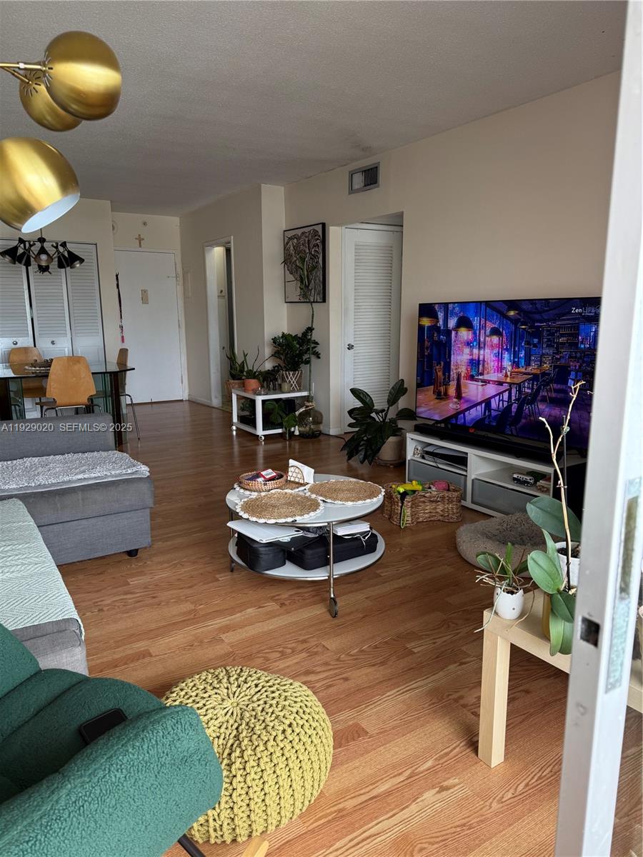 Sunny Isles Beach Condo: 400 Kings Point Drive