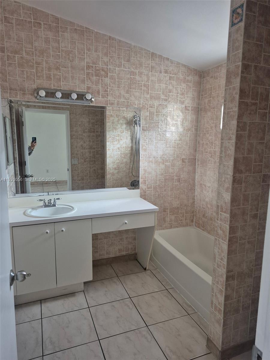 Miami Condo: Richmond West
