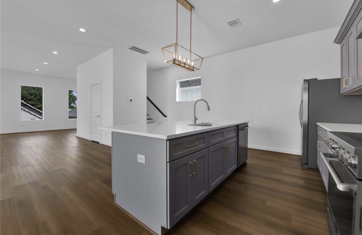 Houston Condo: 207 Edgewood Street
