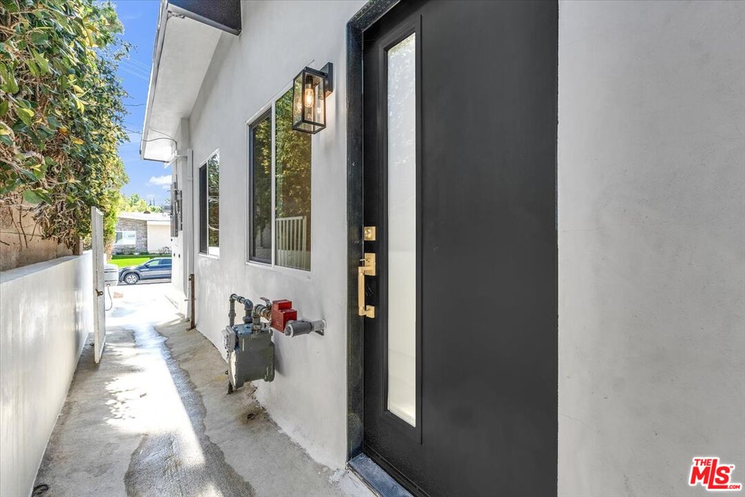 Woodland Hills Condo: 5561 1/2 El Canon Avenue