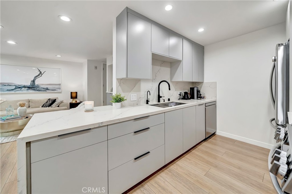 Sherman Oaks Condo: 14727 West Magnolia Boulevard