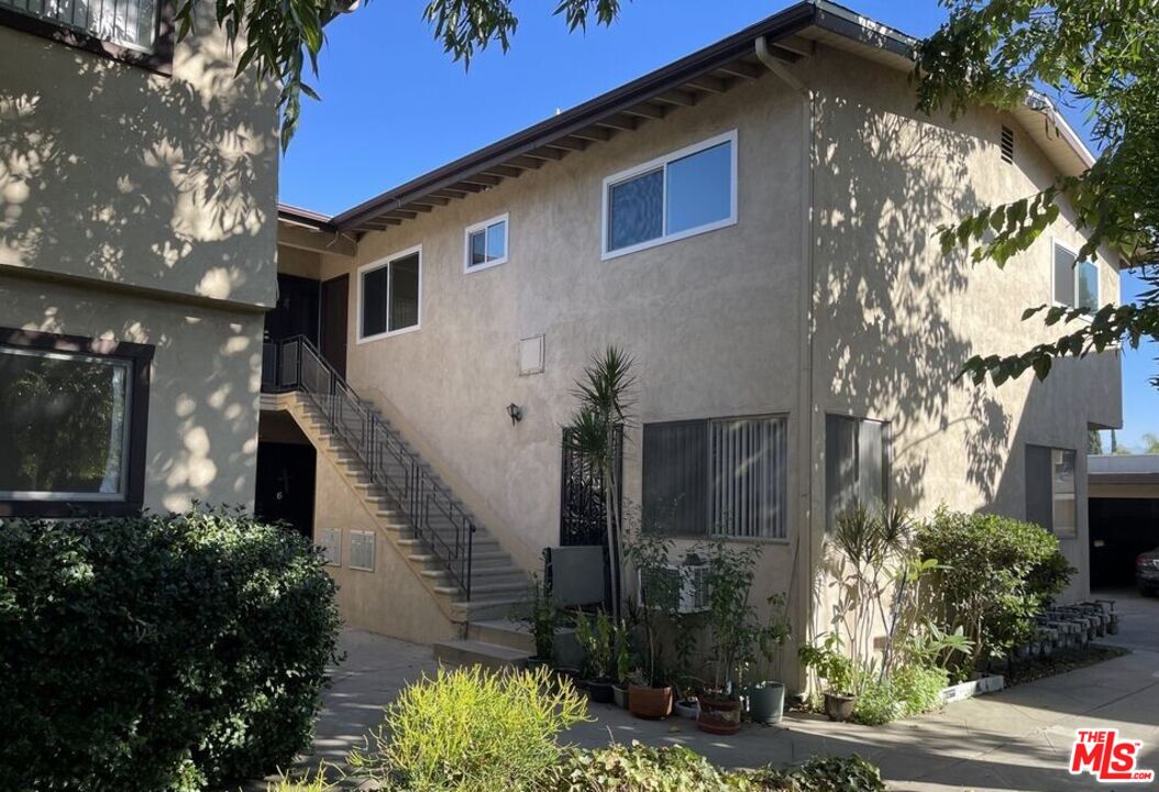 North Hollywood Condo: 6610 Whitsett Avenue