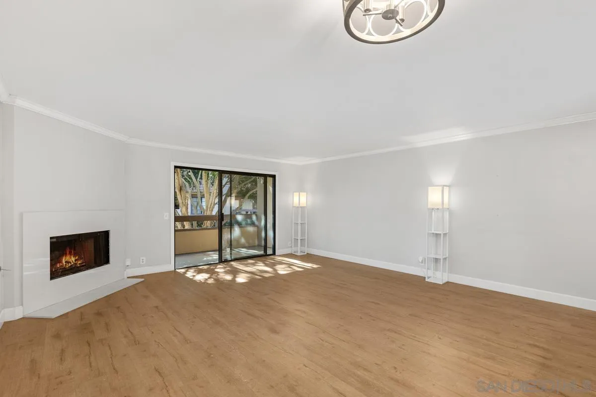 La Jolla Condo: 8860 Villa La Jolla Drive