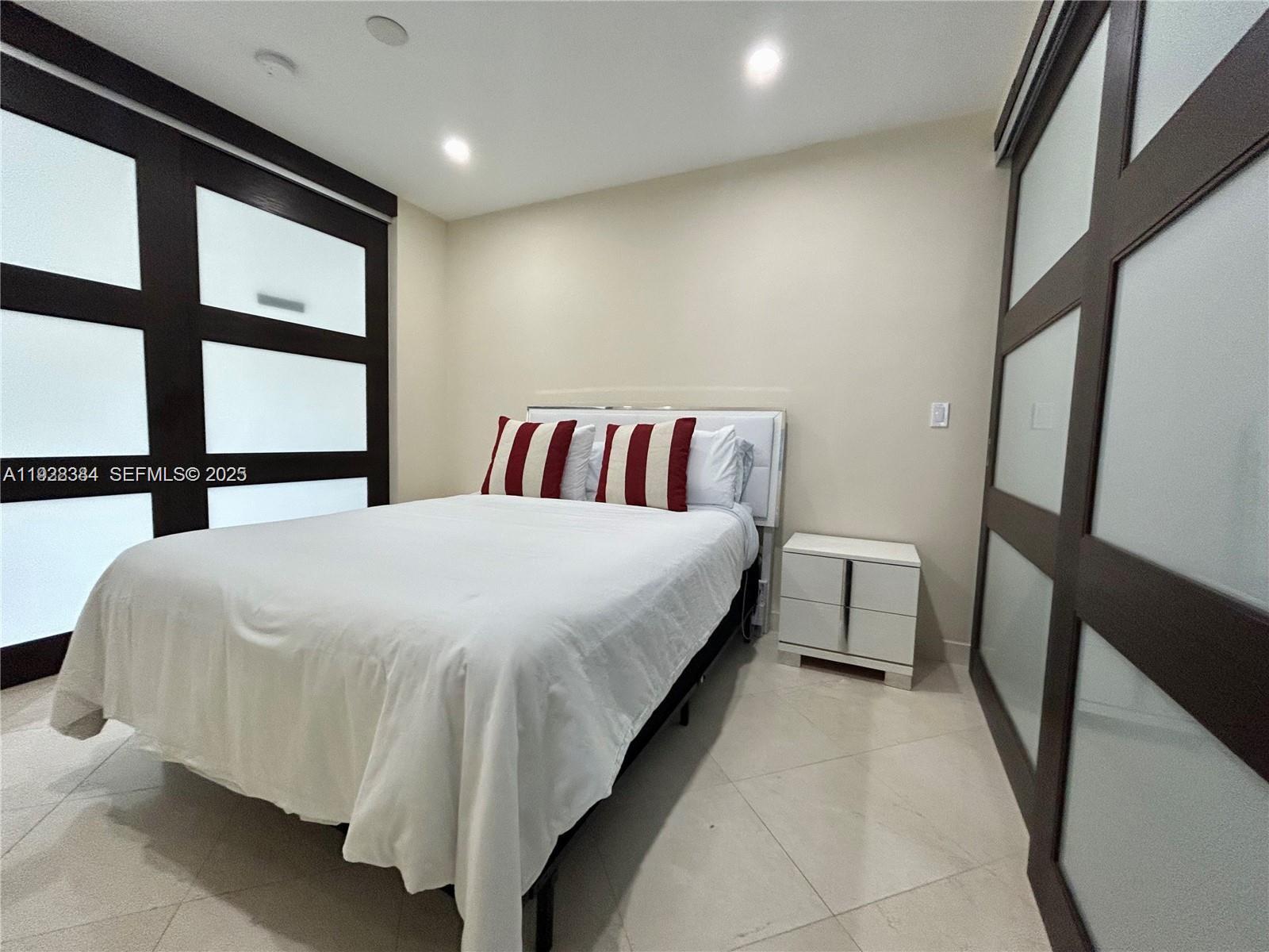 Miami Beach Condo: 900 Jefferson Avenue