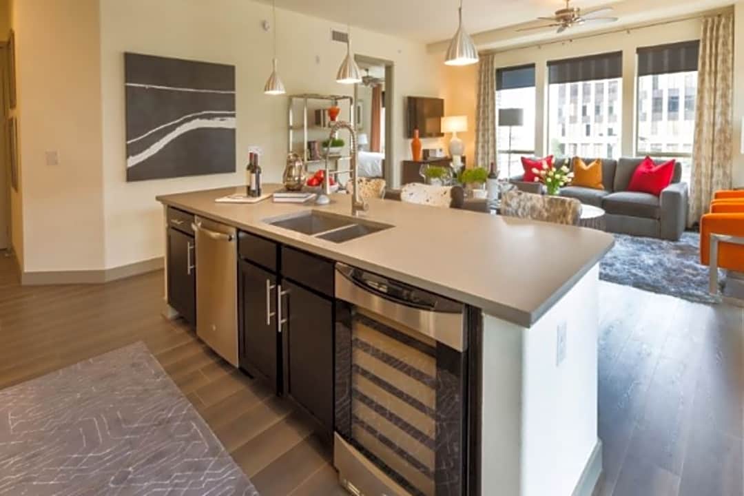 Houston Condo: 909 Town and Country Blvd