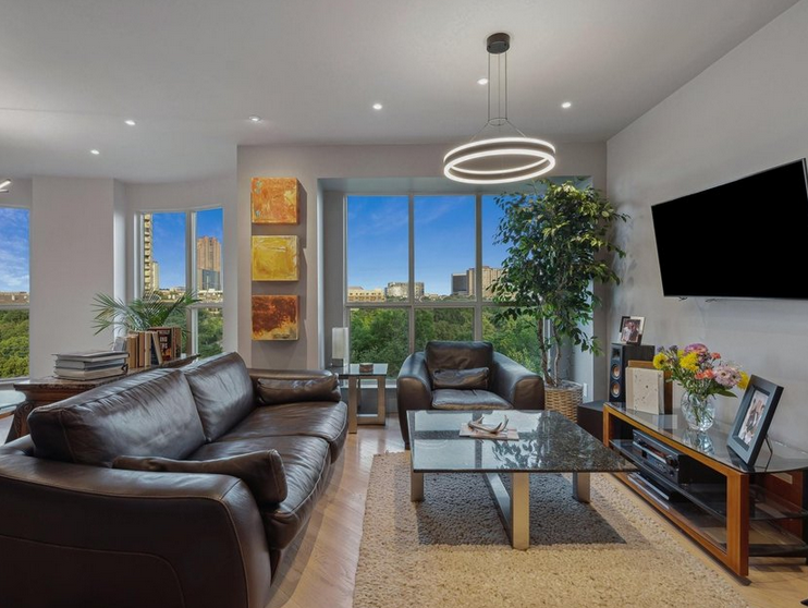 Dallas Condo: 3401 Lee Parkway