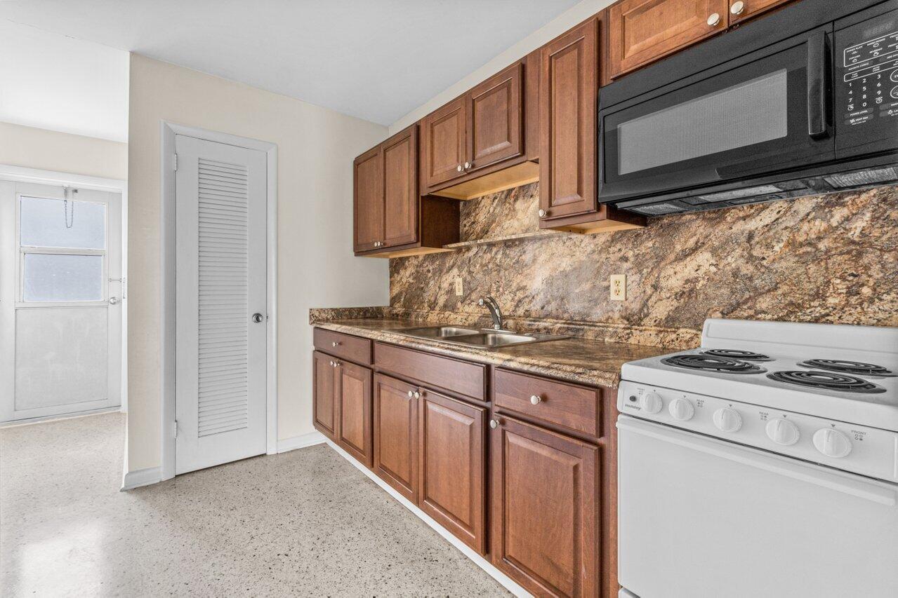 North Palm Beach Condo: 751 Hummingbird Way