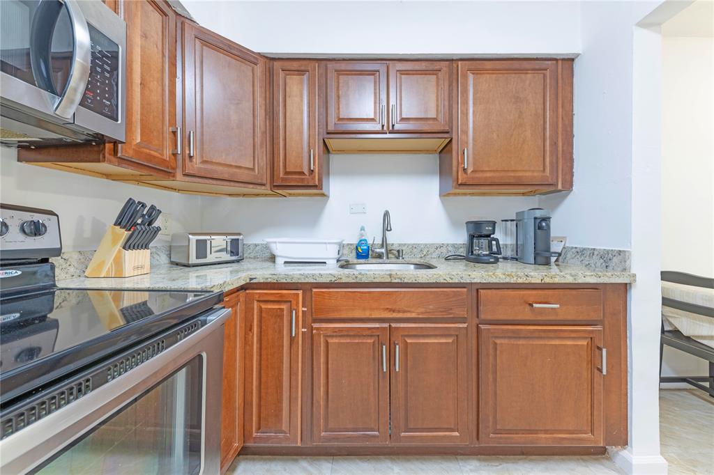 Oakland Park Condo: 210 Northeast 40th Street