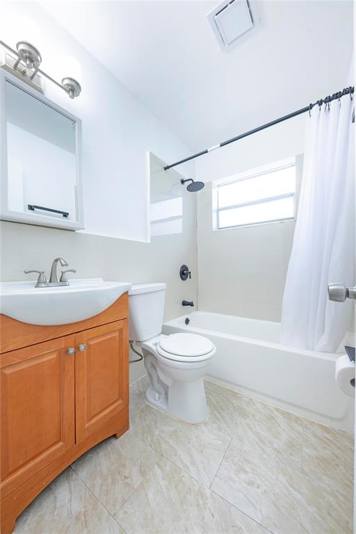 Oakland Park Condo: 210 Northeast 40th Street