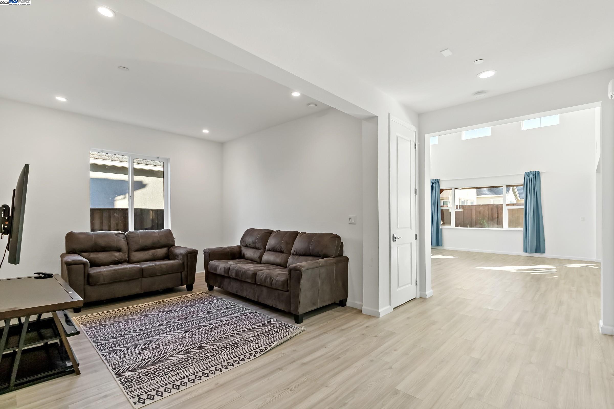 Oakley Condo: 717 Delaney Parkway