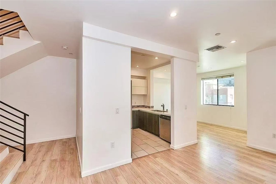 Long Beach Condo: 137 West 6th Street