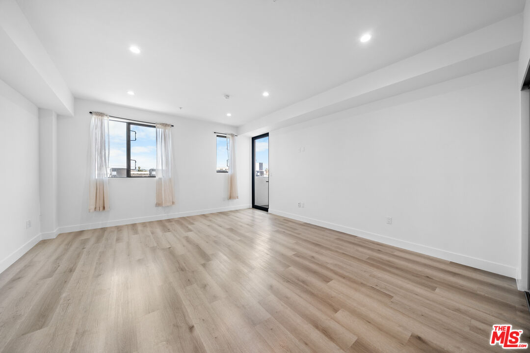 Los Angeles Condo: 5612 Lexington Avenue