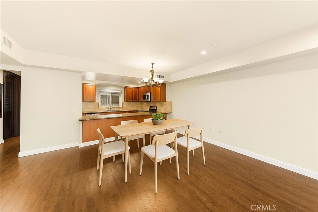Toluca Lake Condo: 11218 Camarillo Street