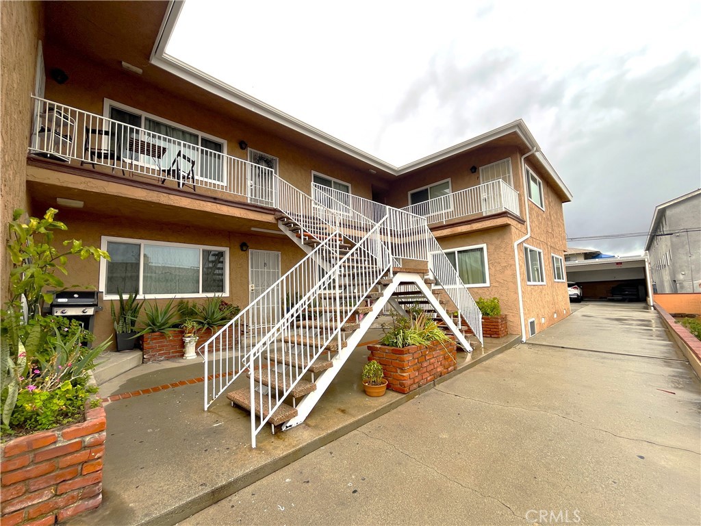 Hawthorne Condo: 4461 West 135th Street