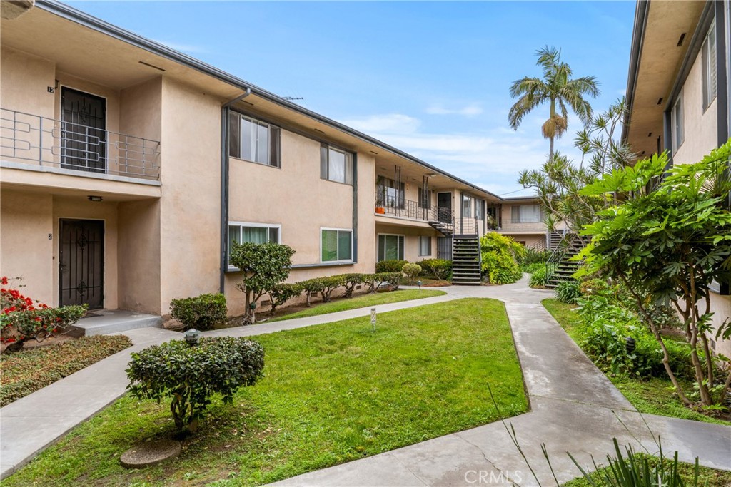 Santa Ana Condo: 1801 Greenleaf Street