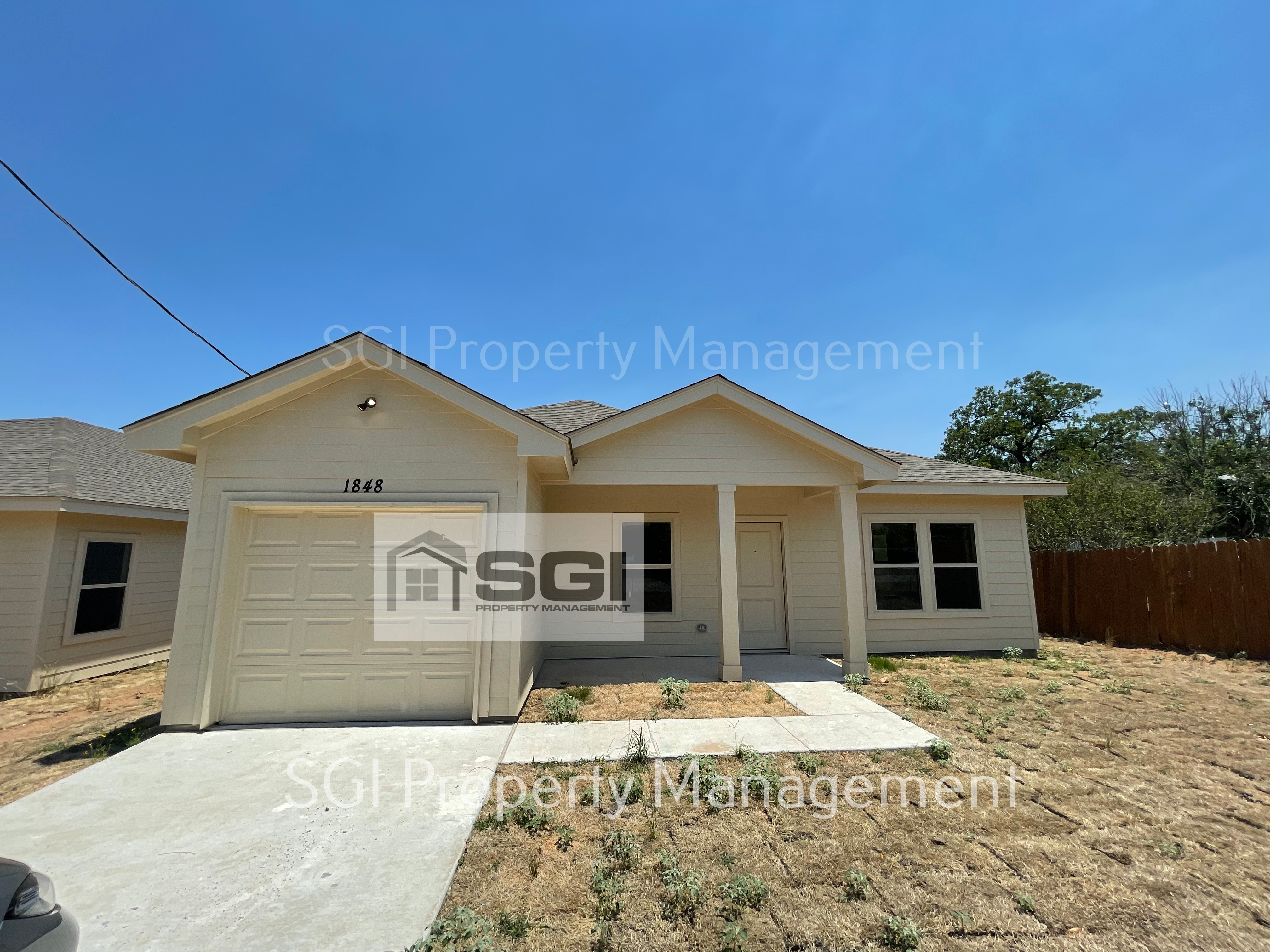 Kingsland House: 1848 Forest Trl