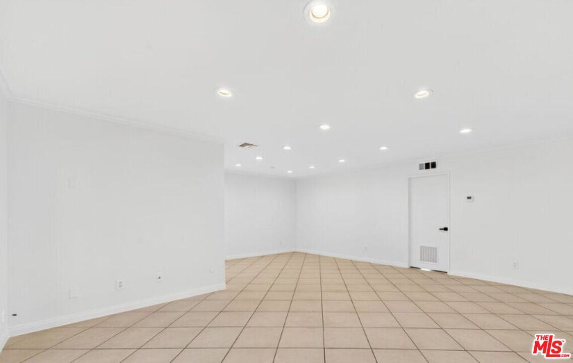 Van Nuys Condo: 5252 Coldwater Canyon Avenue