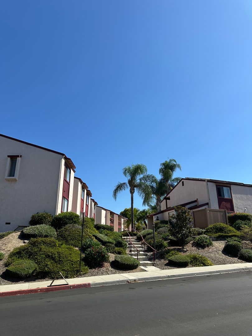 La Mesa Apartment: 5721 Lake Murray Blvd