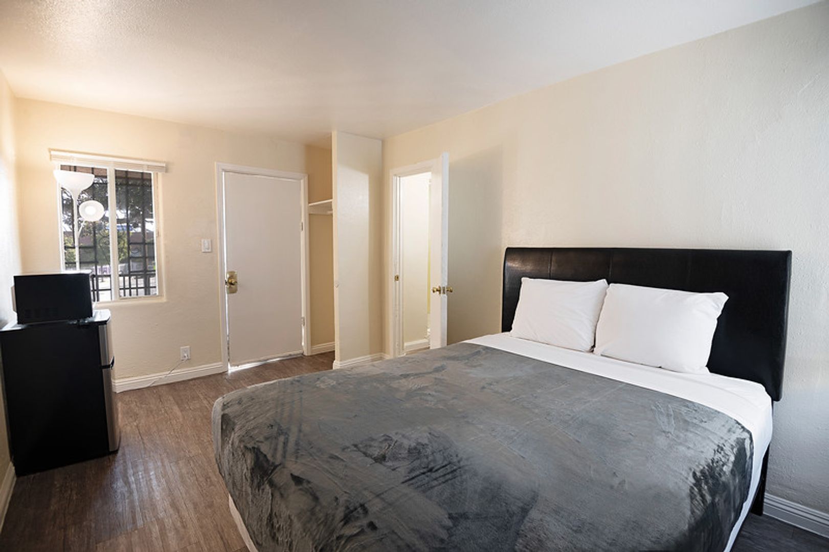 Los Angeles Apartment: 960 E Jefferson Blvd