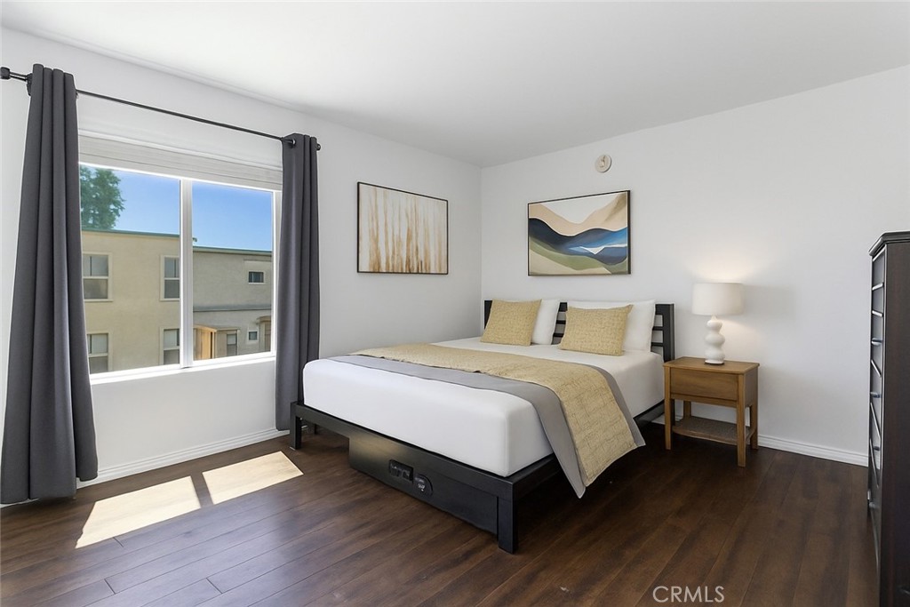 Tarzana Condo: 18350 Hatteras Street