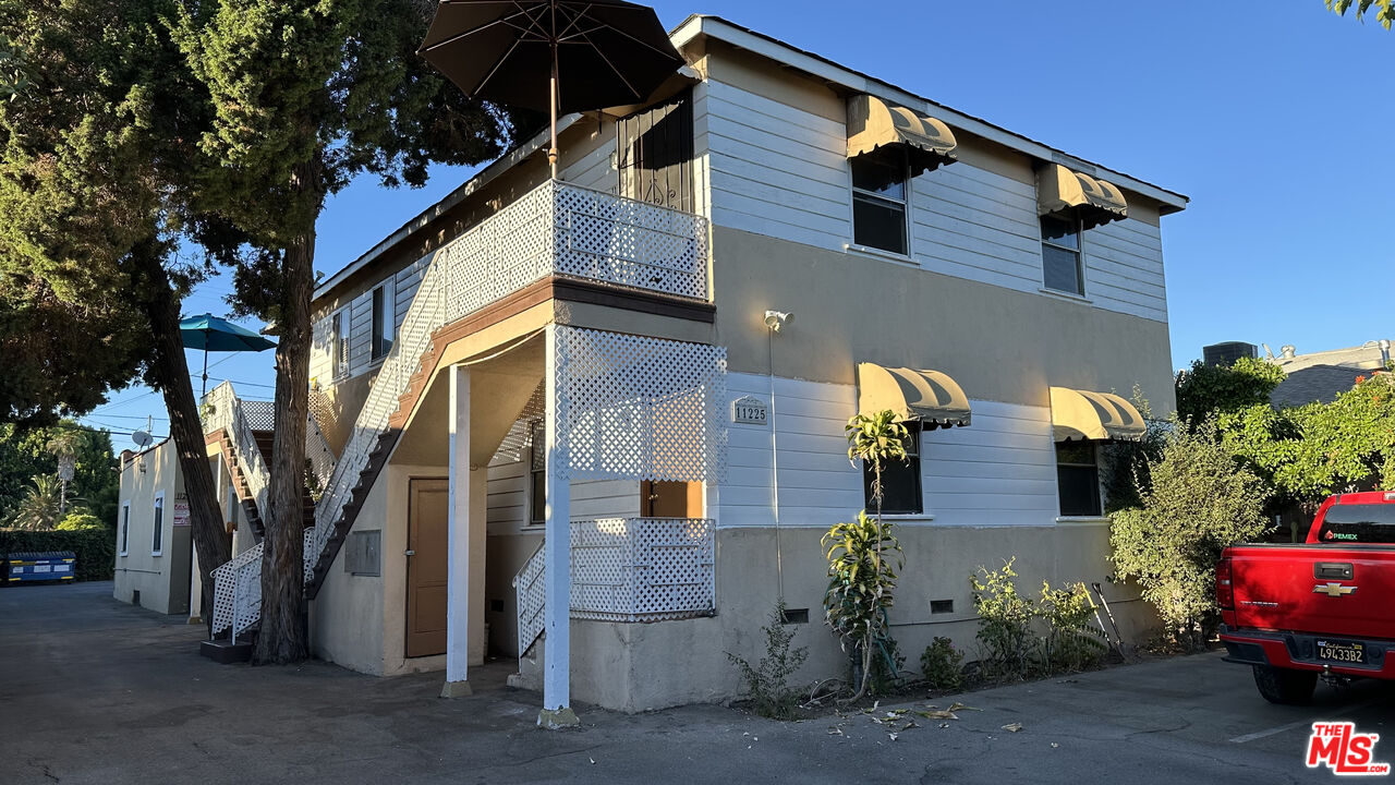 North Hollywood Condo: 11223 Emelita Street