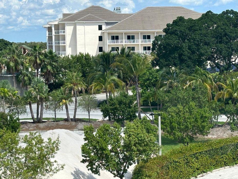 West Palm Beach Condo: 2400 Presidential Way