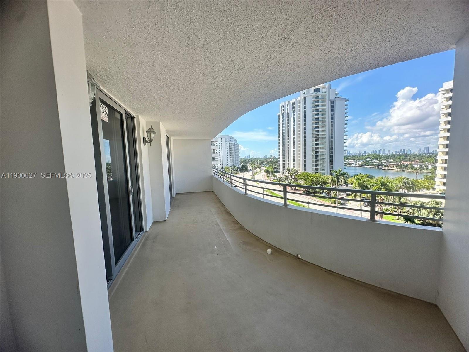 Miami Beach Condo: 5555 Collins Avenue