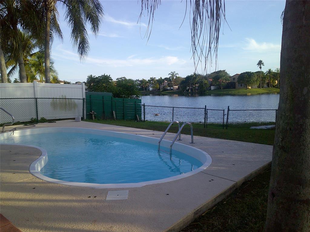 Pembroke Pines Condo: 19250 Northwest 22nd Street