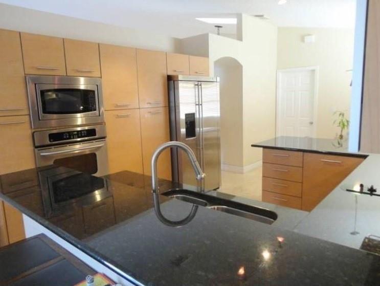 Pembroke Pines Condo: 160 Northwest 166th Avenue