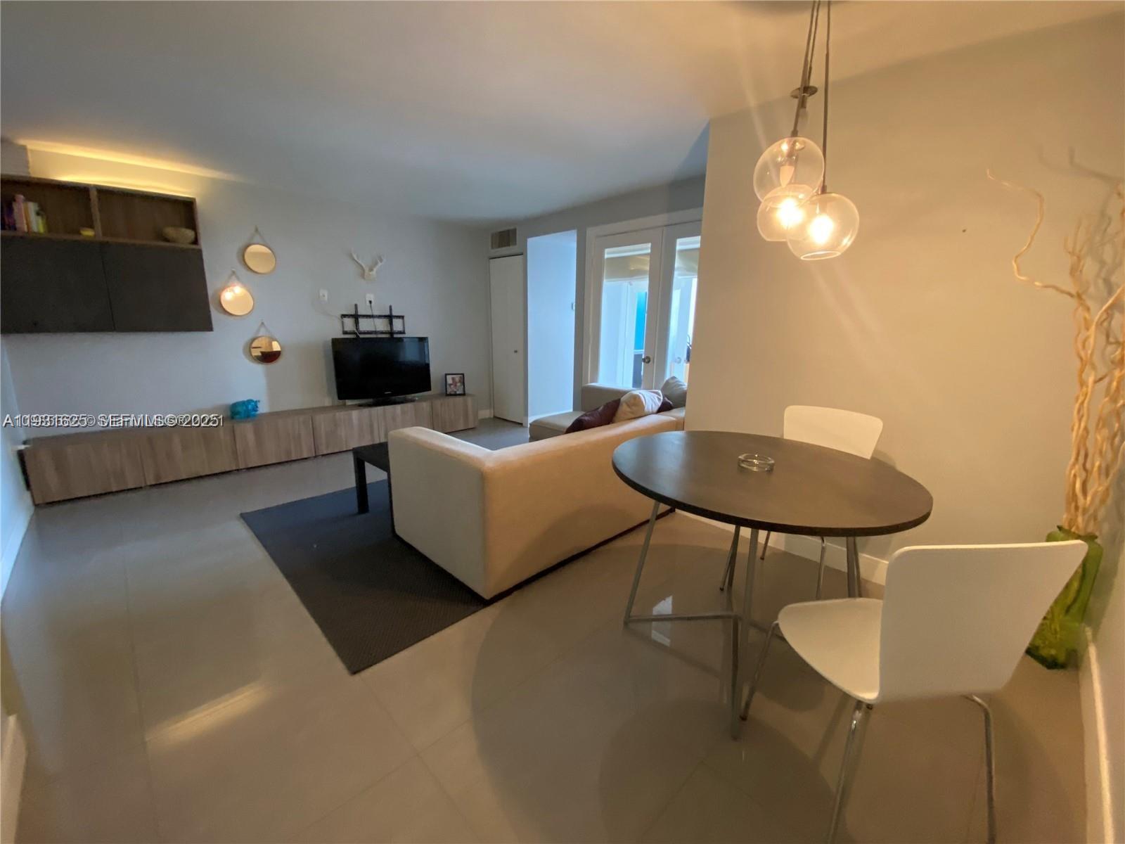 Miami Beach Condo: 921 Jefferson Avenue