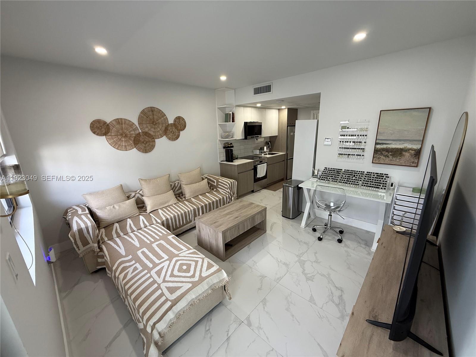 Miami Beach Condo: 944 Jefferson Avenue