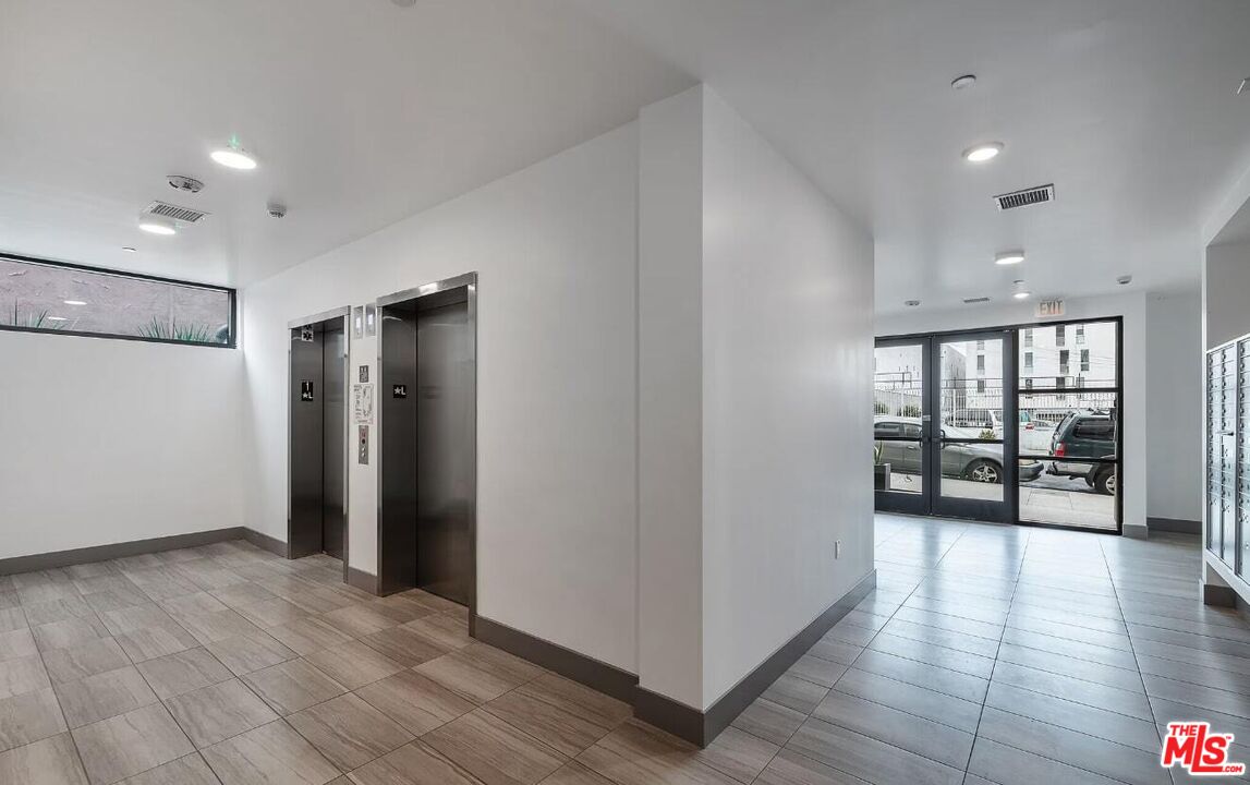 Los Angeles Condo: 825 South Coronado Street