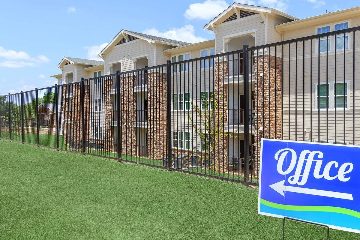 Denison Condo: 4100 North Parkdale Lane