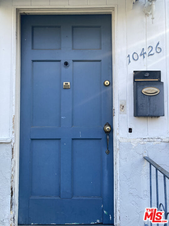 Los Angeles Condo: 10426 Woodbine Street