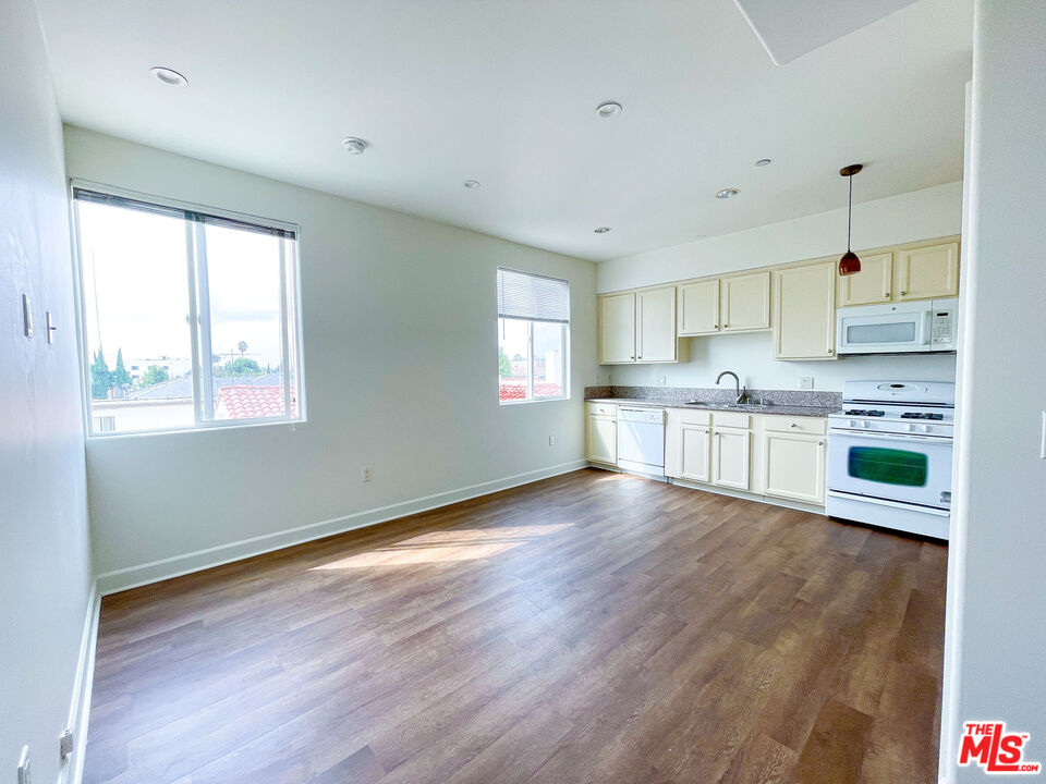 Los Angeles Condo: 1412 South Sherbourne Drive