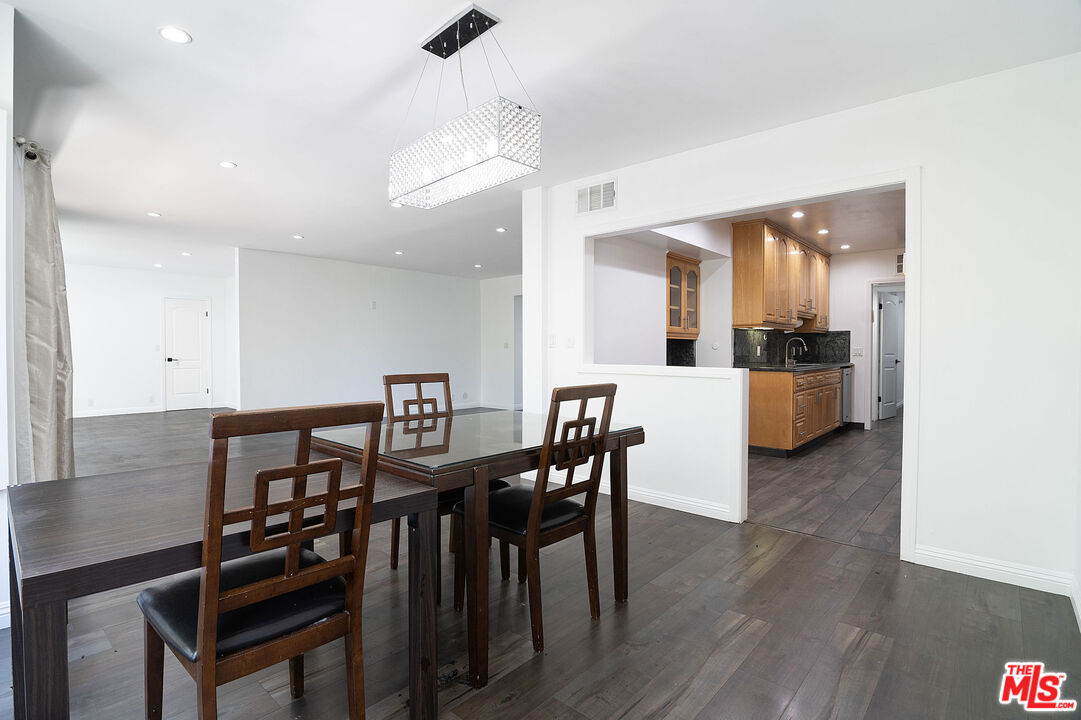 Los Angeles Condo: 853 Le Doux Road