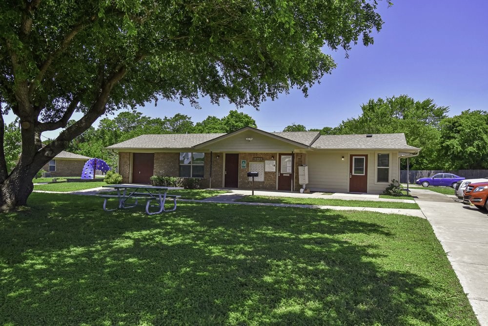 Kerens Condo: 200 Daniels Drive