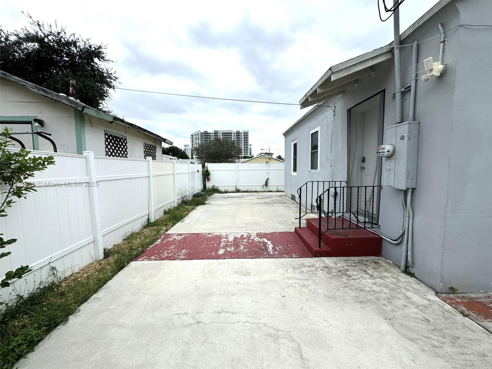 Hollywood Condo: 2309 Van Buren Street