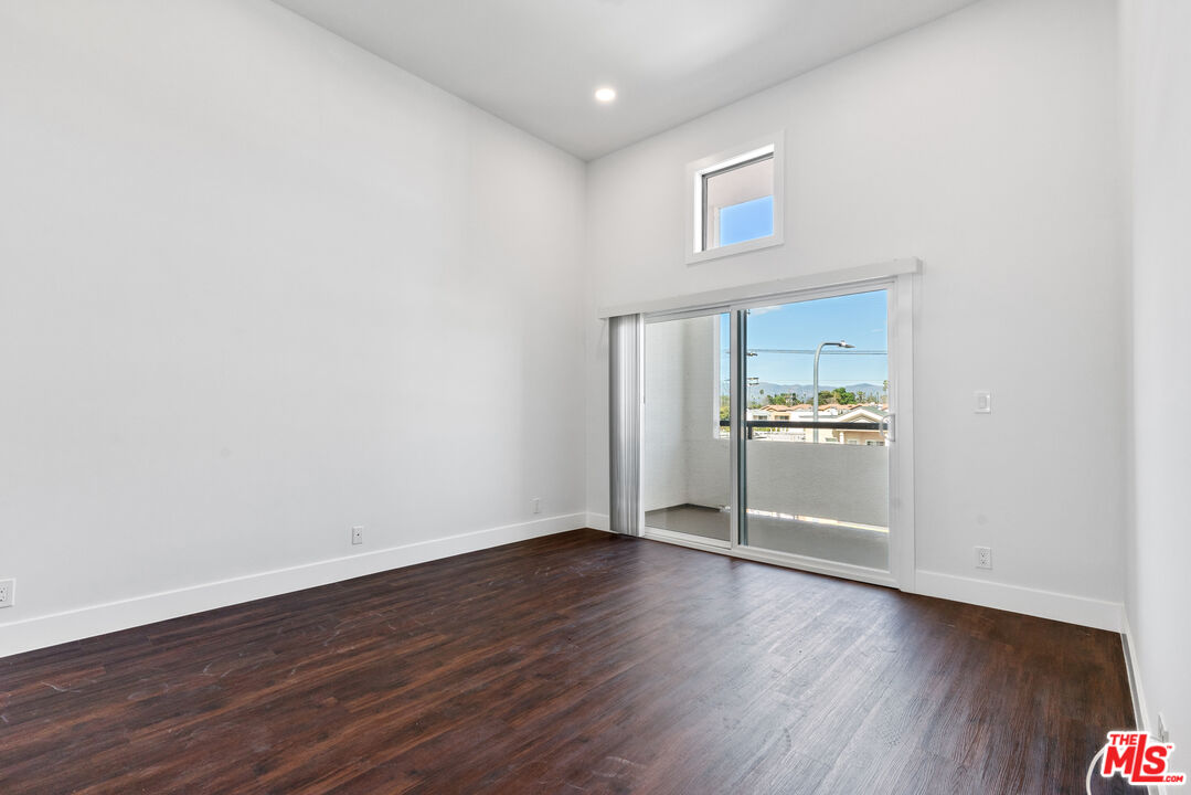 Los Angeles Condo: 16550 Vanowen Street