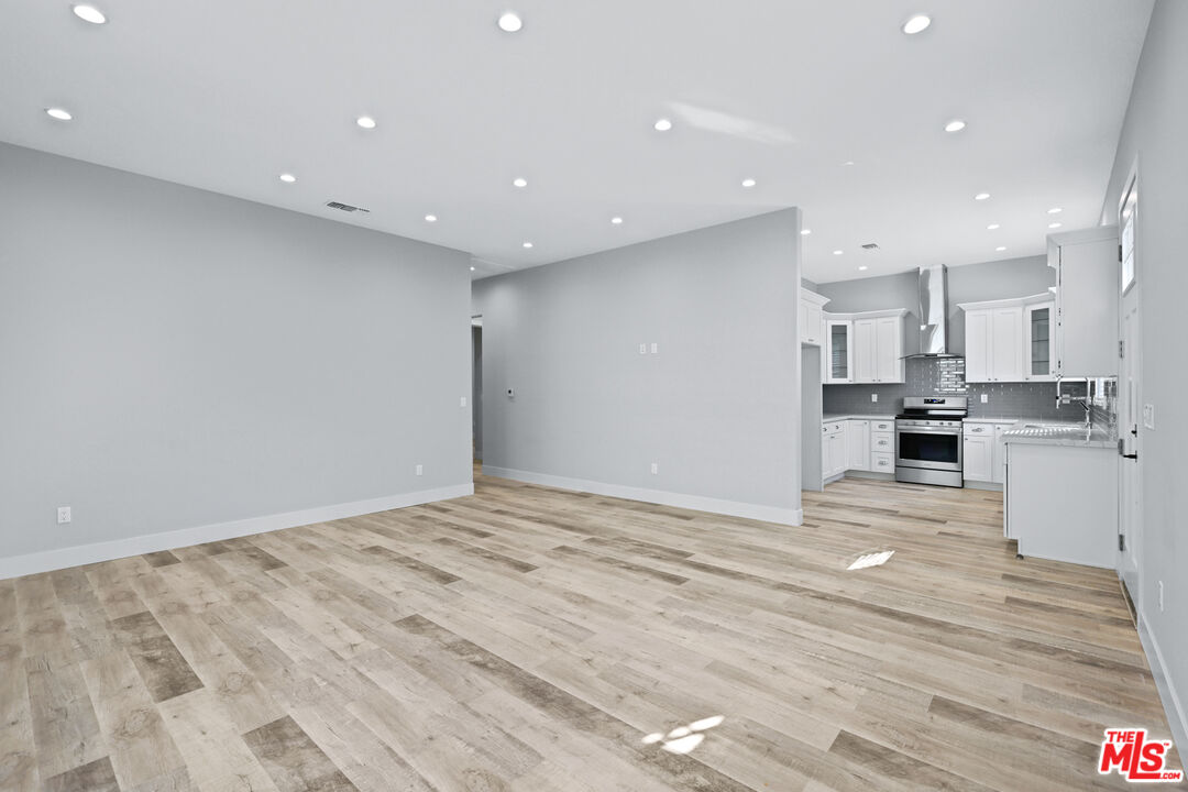 Van Nuys Condo: 13550 Hamlin Street